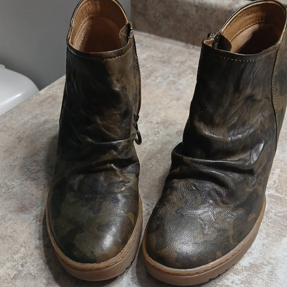 SOFFT Brand Women's Camouflage Leather Ankle Boots SIZE 7.5 Versatile